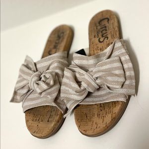 Circus bow sandals